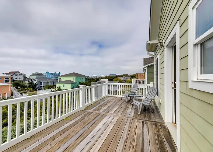 Emerald Isle Getaway With Decks And Beach Views!